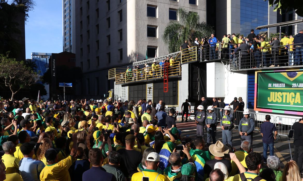 Manifestação de Bolsonaro reuniu 12 mil pessoas na Avenida Paulista.