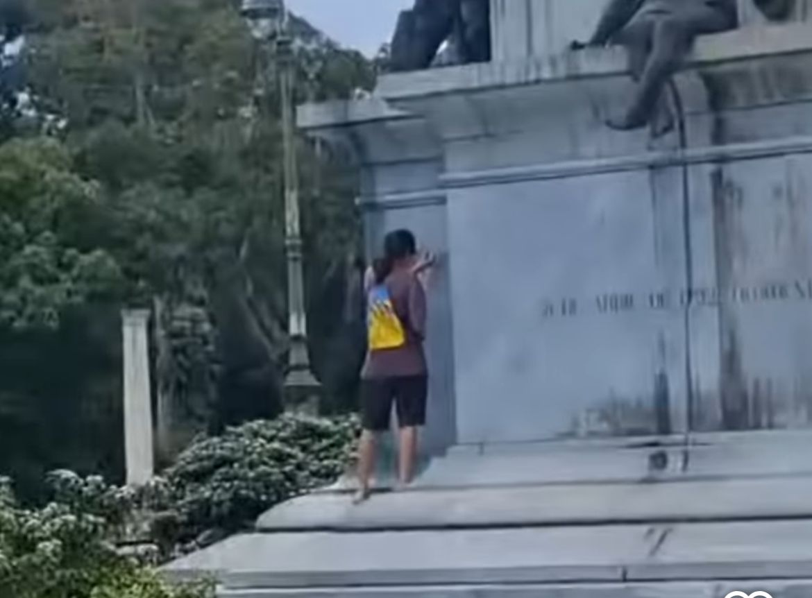 Vídeo: jovem é flagrado vandalizando monumento em Belém e acaba sendo obrigado a limpar sujeira

