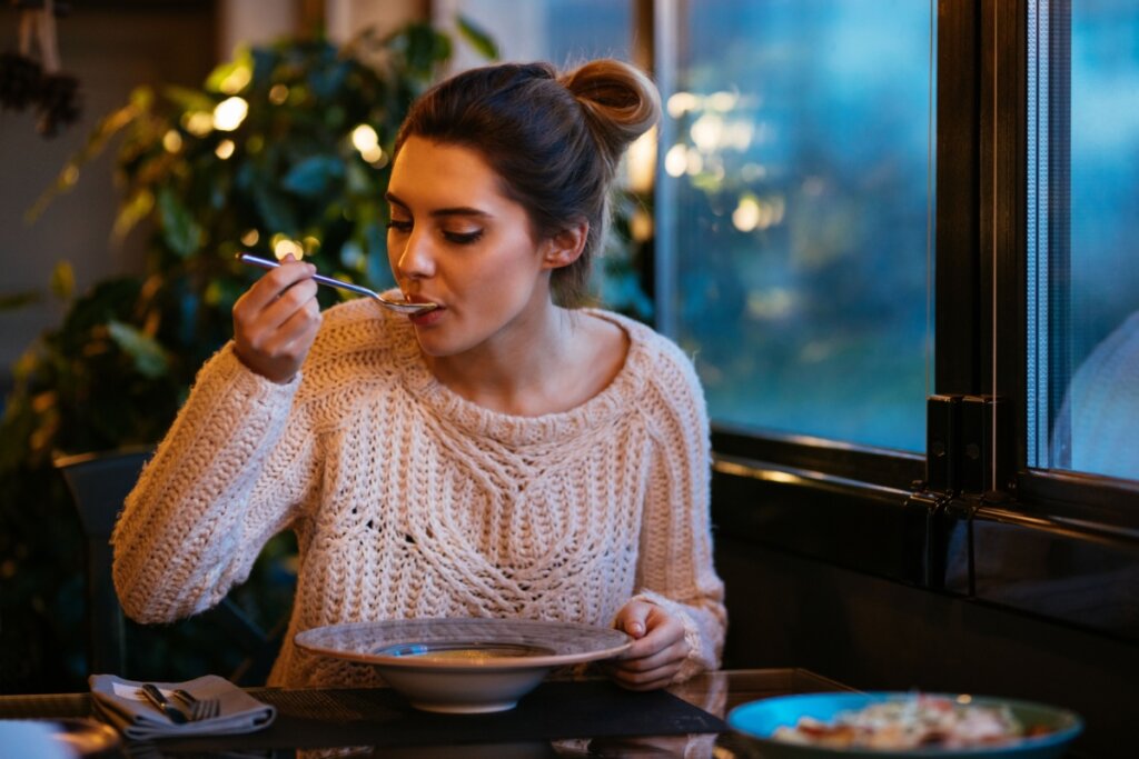 As sopas podem ser preparadas com alimentos variados (Imagem: Maksym Azovtsev | Shutterstock)