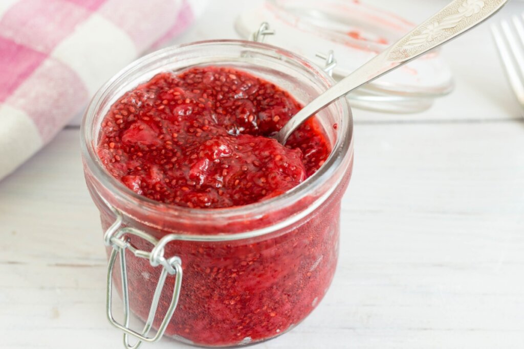 Geleia de morango com chia(Imagem: Little Hand Creations | Shutterstock)
