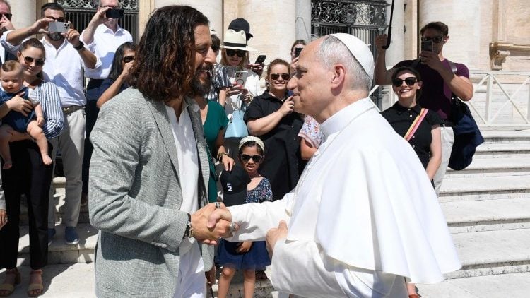 Protagonista de 'The Chosen' se encontra com Papa Leão XIV no Vaticano