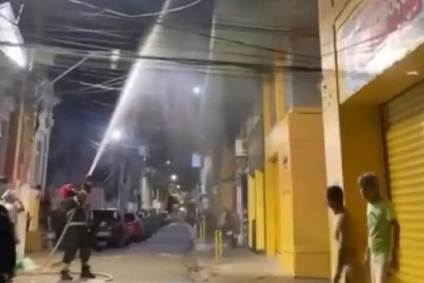 Um incêndio atingiu o Edifício Justo Chermont, no bairro da Campina, em Belém. 