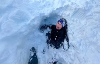 Vídeo: casal é resgatado após ficar 1h soterrado por avalanche na Argentina