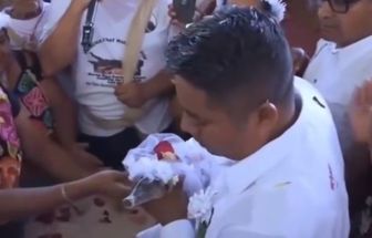 Prefeito mexicano se casa com jacaré em ritual tradicional; assista