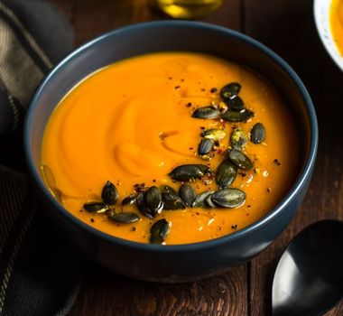 Imagem - 3 receitas de cremes e sopas para aliviar os sintomas da TPM