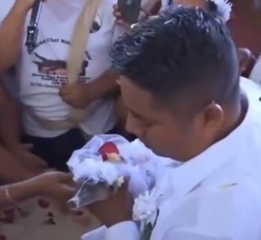 Imagem - Prefeito mexicano se casa com jacaré em ritual tradicional; assista
