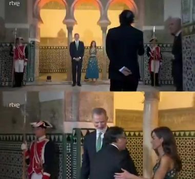 Imagem - Presidente da Colômbia quebra protocolo e tenta beijar rosto da rainha da Espanha