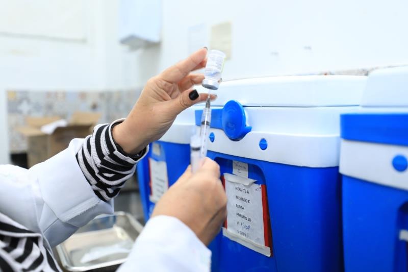 A Sesma oferece a vacina meningocócica ACWY no SUS para crianças a partir de 12 meses até menores de 5 anos.