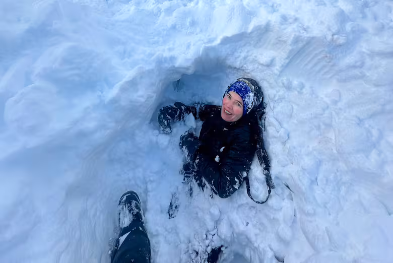 Casal é resgatado após ficar 1h soterrado por avalanche na Argentina