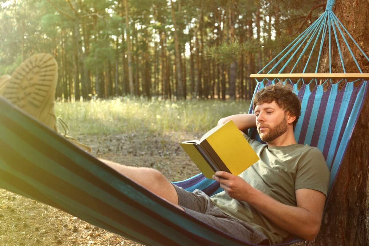 As férias convidam ao descanso, mas também podem ser uma oportunidade valiosa para crescer por dentro com boas leituras (Imagem: New Africa | Shutterstock)