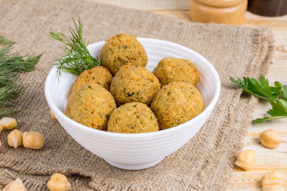 Bolinho de grão-de-bico e atum (Imagem: Ratov Maxim | Shutterstock)