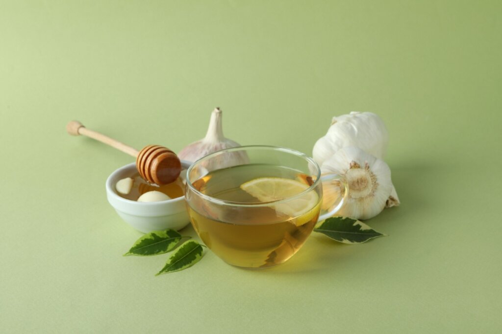 Chá de alho com limão (Imagem: AtlasStudio | Shutterstock)