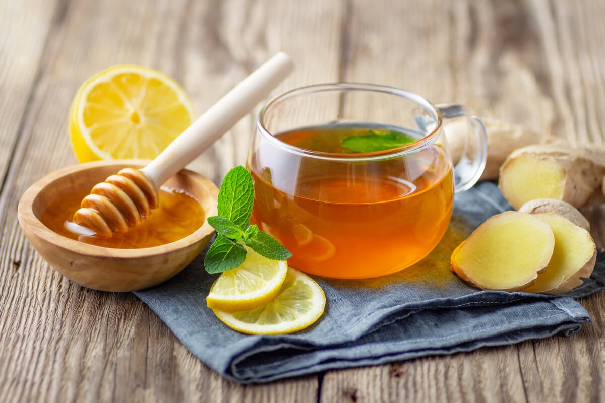 Chá de limão, mel e gengibre (Imagem: Dmitrii Ivanov | Shutterstock)
