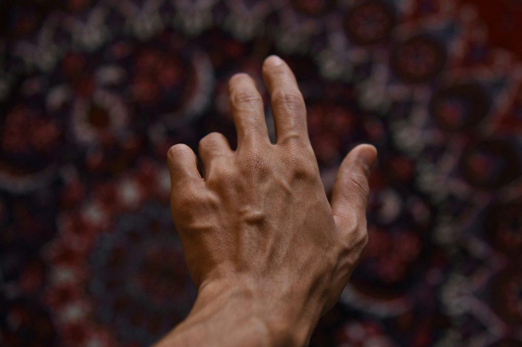 Embora a condição seja conhecida por afetar o cérebro, causando tremores, rigidez muscular e lentidão nos movimentos, os cientistas agora apontam que sua origem pode estar em outro órgão: os rins.
