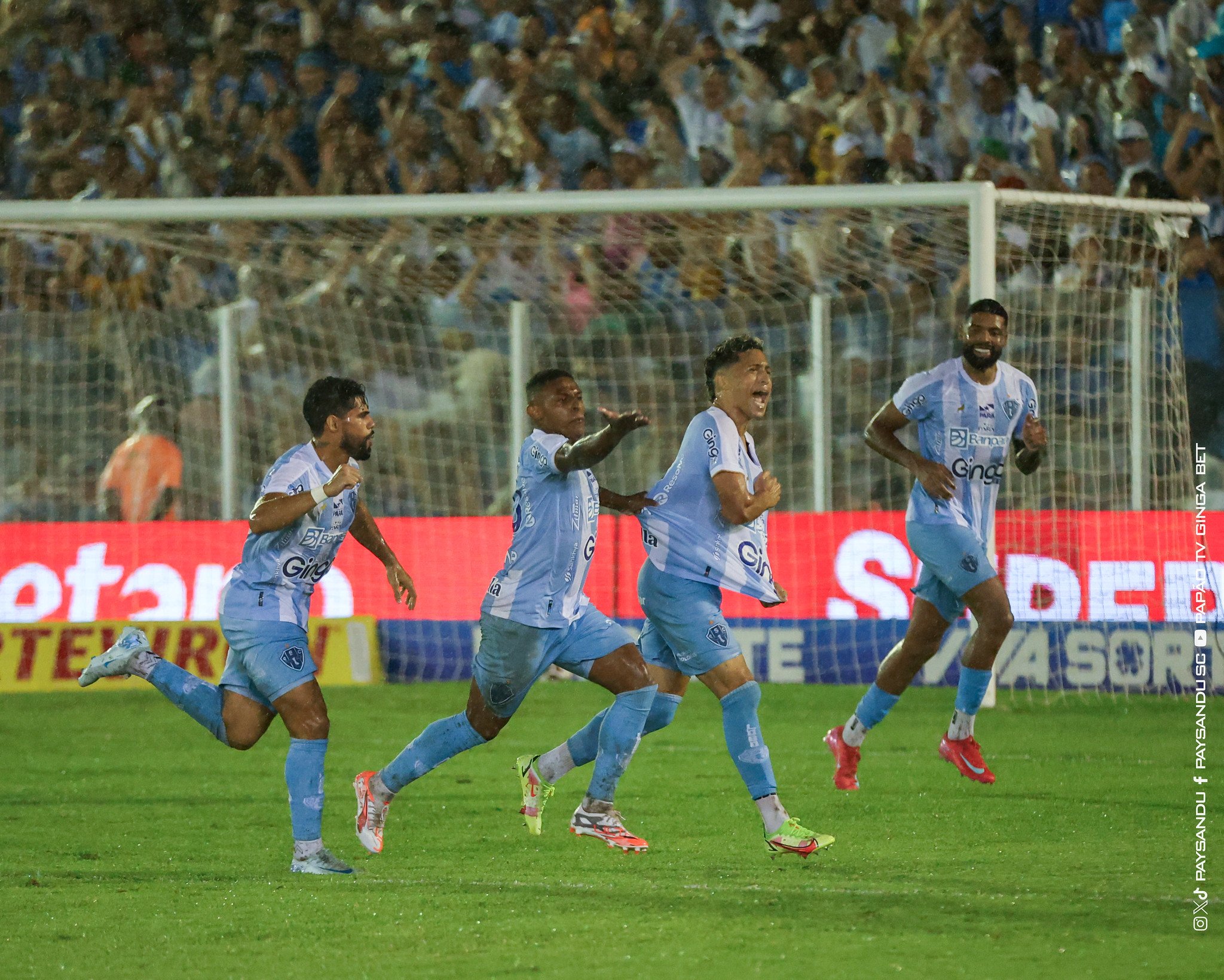 Jogadores comemoram virada do Papão sobre a Ferrinha