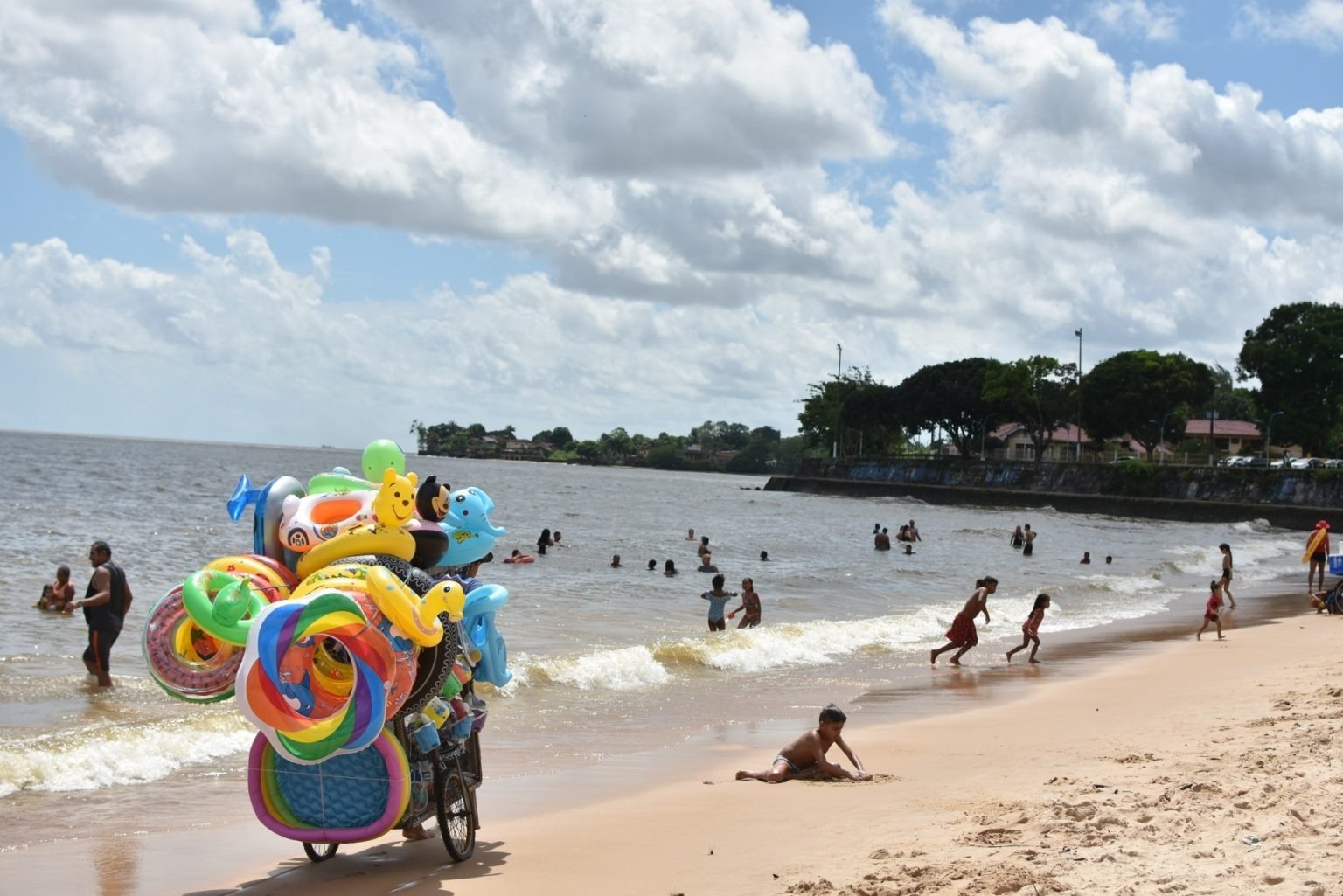 Praias de Belém passam por teste e maioria está apta para banho.