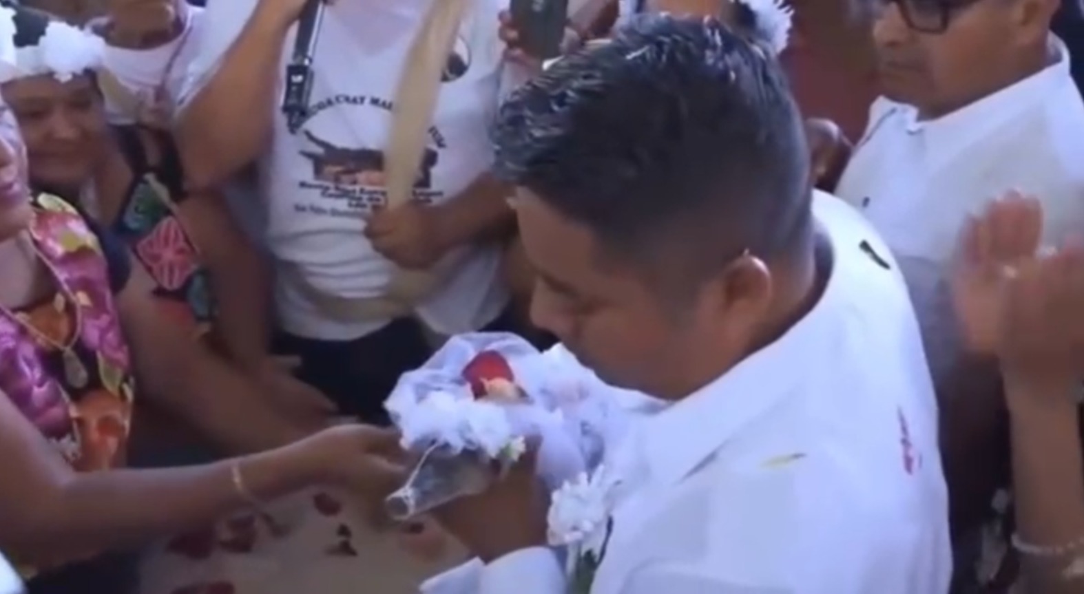 Prefeito mexicano se casa com jacaré, em ritual tradicional.