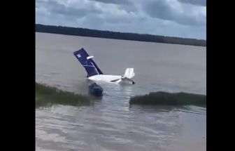 Vídeo: aeronave de pequeno porte cai próximo à praia em Mosqueiro