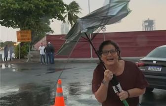 Vídeo: repórter cai na gargalhada após ventania destruir guarda-chuva ao vivo