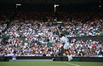 Djokovic passa mal, mas vence francês na estreia em Wimbledon