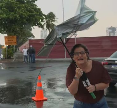 Imagem - Vídeo: repórter cai na gargalhada após ventania destruir guarda-chuva ao vivo