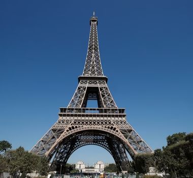 Imagem - Torre Eiffel é fechada após onda de calor que já matou 8 na Europa
