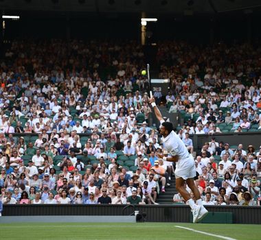 Imagem - Djokovic passa mal, mas vence francês na estreia em Wimbledon