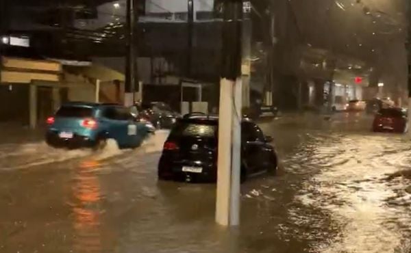 Chuva forte deixa pontos do centro de Belém debaixo d'água na noite desta quarta-feira