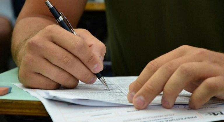 A taxa de inscrição é de R$ 70, tanto para cargos de nível médio quanto para os de nível superior.