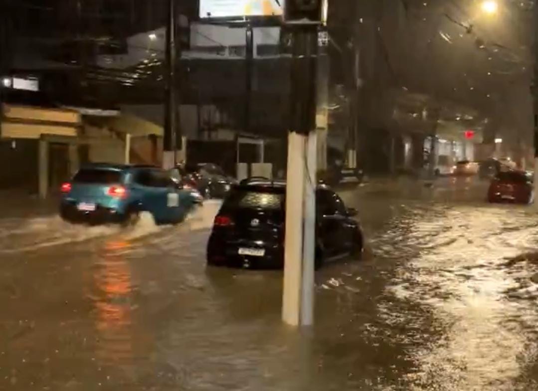 Imagem - Chuva forte deixa pontos do centro de Belém debaixo d'água na noite desta quarta-feira