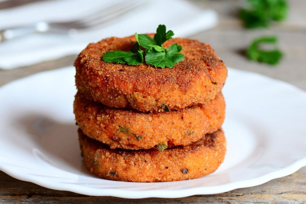 Hambúrguer de cenoura empanado (Imagem: OnlyZoia | Shutterstock) 