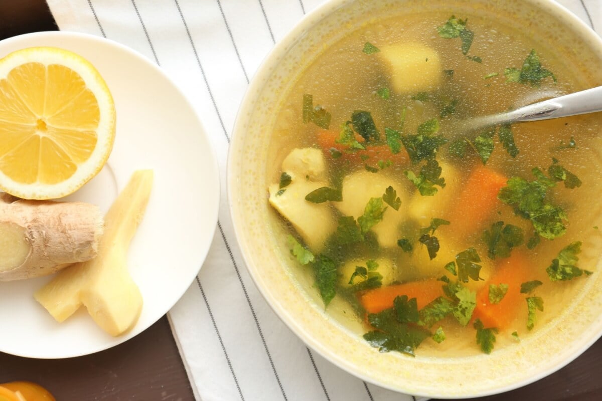 Sopa de legumes com gengibre (Imagem: New Africa | Shutterstock) 