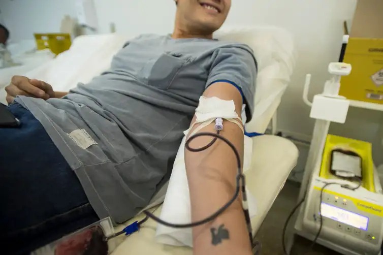 Projeto amplia possibilidade de faltas ao trabalho para doação de sangue.