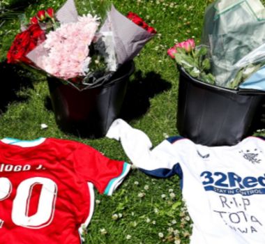 Imagem - Arredores do estádio do Liverpool ficam tomados por tributos a Diogo Jota; veja