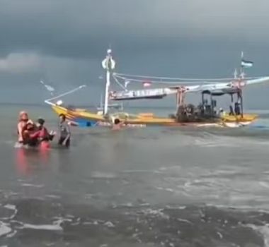Imagem - Na Indonésia, 4 pessoas morrem e 30 estão desaparecidas após balsa com 65 pessoas naufragar
