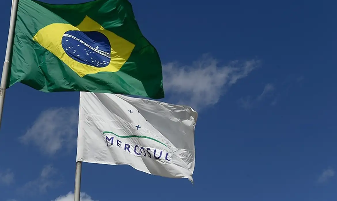 (Criada em 1960, a EFTA é uma organização intergovernamental que reúne uma população de 15 milhões de habitantes, e possui um Produto Interno Bruto (PIB) somado de US$ 1,4 trilhão.)