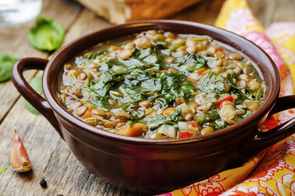 Ensopado de lentilha com espinafre (Imagem: Nataliya Arzamasova | Shutterstock)