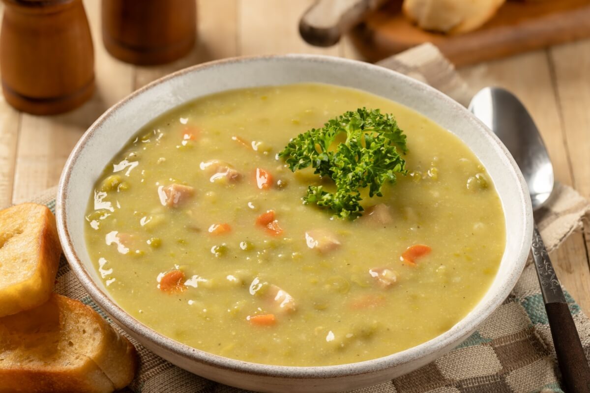 Sopa cremosa de ervilha com legumes e bacon (Imagem: Charles Brutlag | Shutterstock)