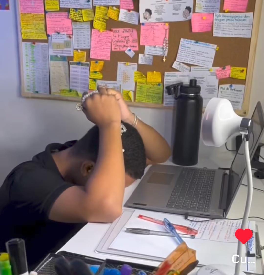 Emocionado, o aluno aprovado no curso mais concorrido do país afirmou para a mãe: "vou ser médico."