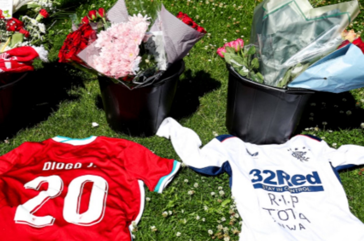 Imagem - Arredores do estádio do Liverpool ficam tomados por tributos a Diogo Jota; veja