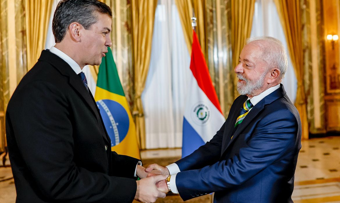 (Presidente Luiz Inácio Lula da Silva e o presidente do Paraguai, Santiago Peña,)