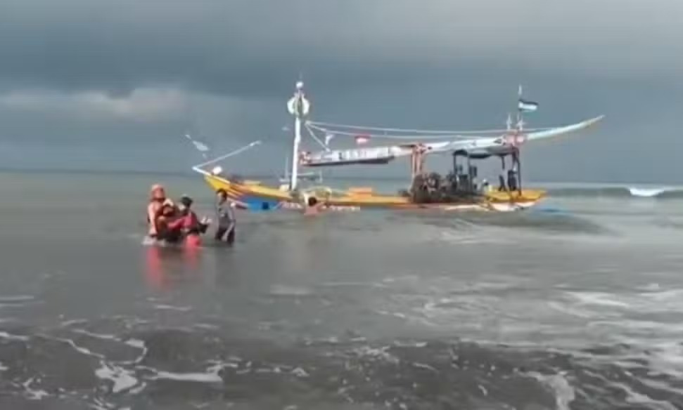 Uma balsa com 65 pessoas naufragou em alto-mar, perto da ilha de Bali, na Indonésia.