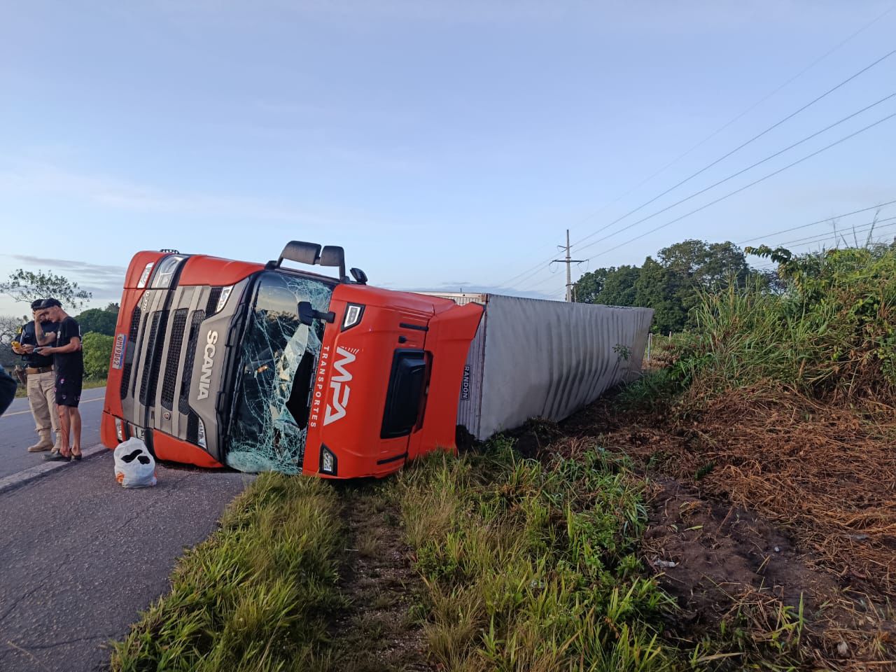 Uma carreta tombou no km 18 da BR-010, próximo ao município de São Miguel do Guamá.