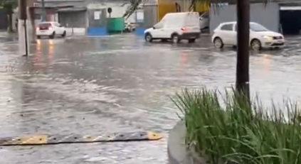 Vídeo: semáforos apagados e alagamentos complicam trânsito em Belém após forte chuva