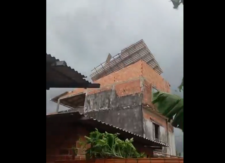 Ventania destelha casas em Ananindeua