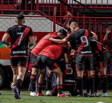 Imagem - Atlético-GO vira sobre o CRB e sobe na tabela da Série B do Brasileirão