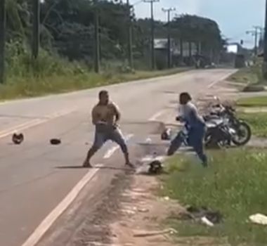 Imagem - No Pará, mototaxistas se agridem no meio da rua e final inusitado surpreende; assista
