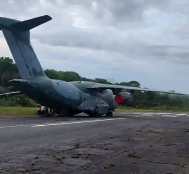 Imagem - Avião da FAB com voluntários a bordo, atola após pouso no aeroporto de Breves, no Pará
