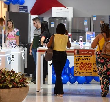 Imagem - Projeto disciplina trabalho aos domingos e feriados no comércio; entenda