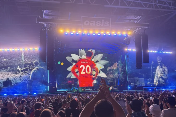 A banda dedicou ao futebolista a música Live Forever (viver para sempre, na tradução), transmitindo uma foto de Diogo no telão.